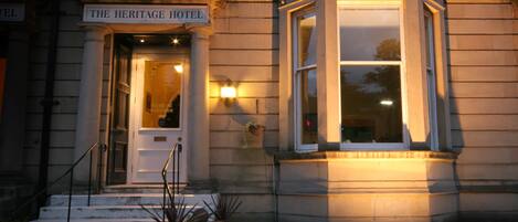 Majoituspaikan julkisivu illalla/yöllä