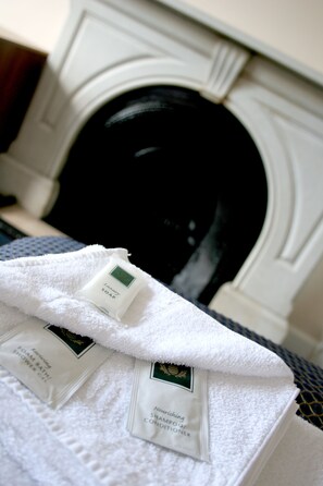 Een douche, gratis toiletartikelen, een haardroger, handdoeken