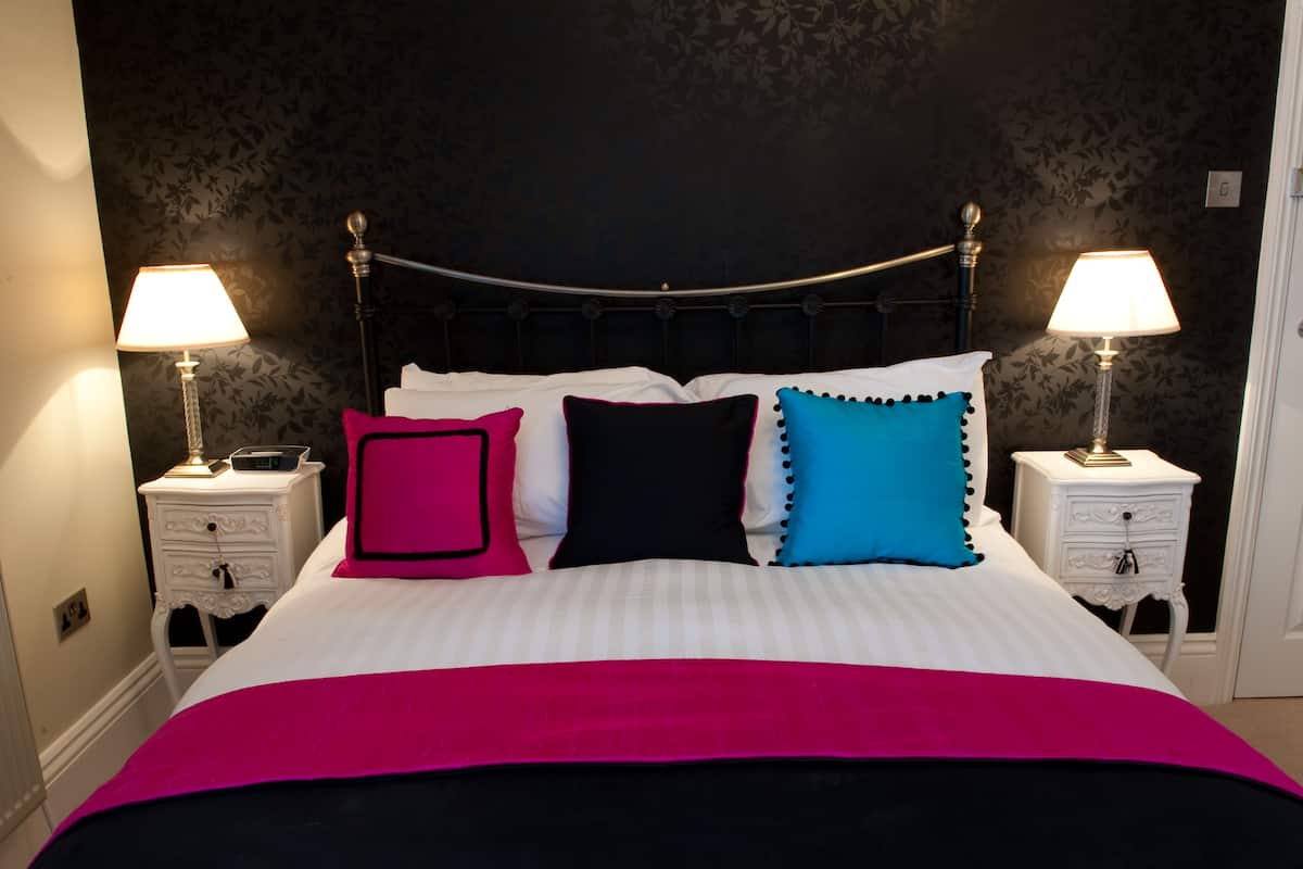 Habitación doble | Ropa de cama de alta calidad, muebles diferentes y escritorio