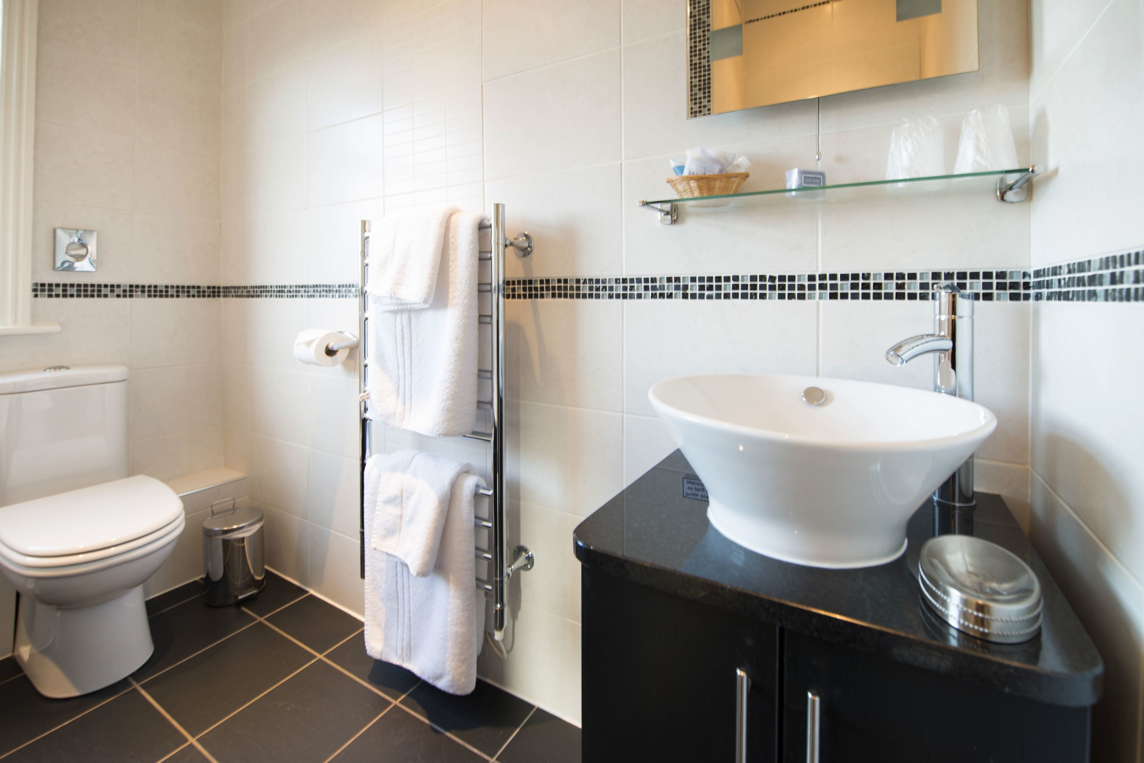 Habitación doble | Ropa de cama de alta calidad, mobiliario individual, escritorio