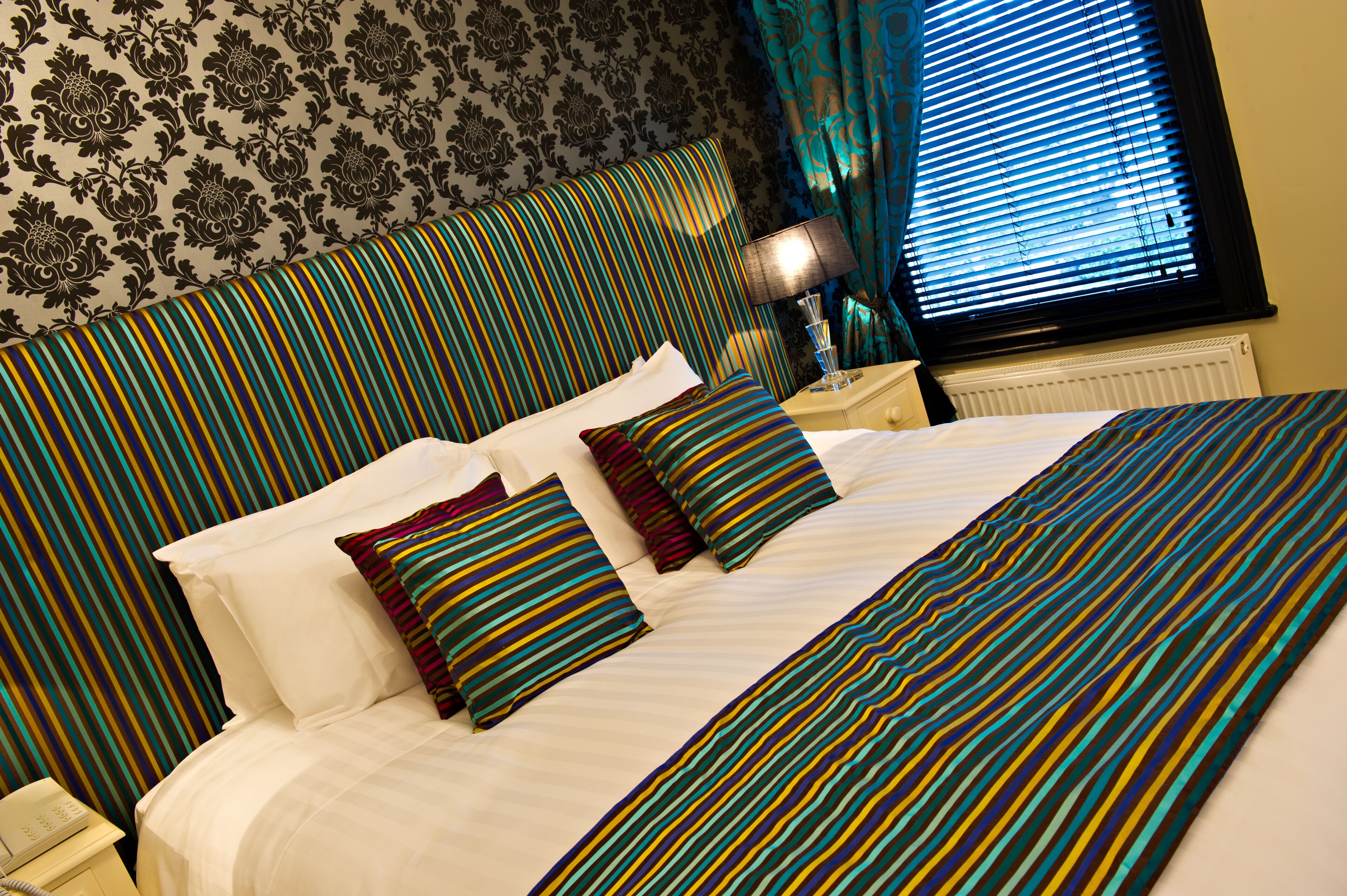 Habitación doble superior | Ropa de cama de alta calidad, mobiliario individual, escritorio