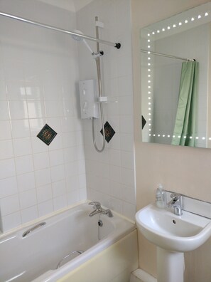 Single Room, Ensuite | Bathroom | Shower, free toiletries, hair dryer, towels