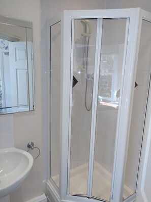 Twin Room, Ensuite | Bathroom
