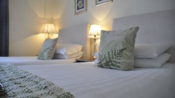 Twin Room, Ensuite | Iron/ironing board, free WiFi