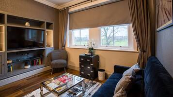 Deluxe-Apartment | Wohnbereich | Flachbildfernseher