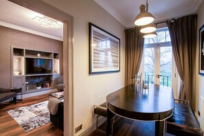 Deluxe-Apartment | Wohnbereich | Flachbildfernseher
