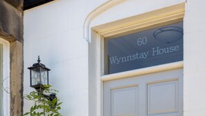 A building with a sign reading "60 Wynstay House" and a white door. - Wynnstay House (Harrogate)