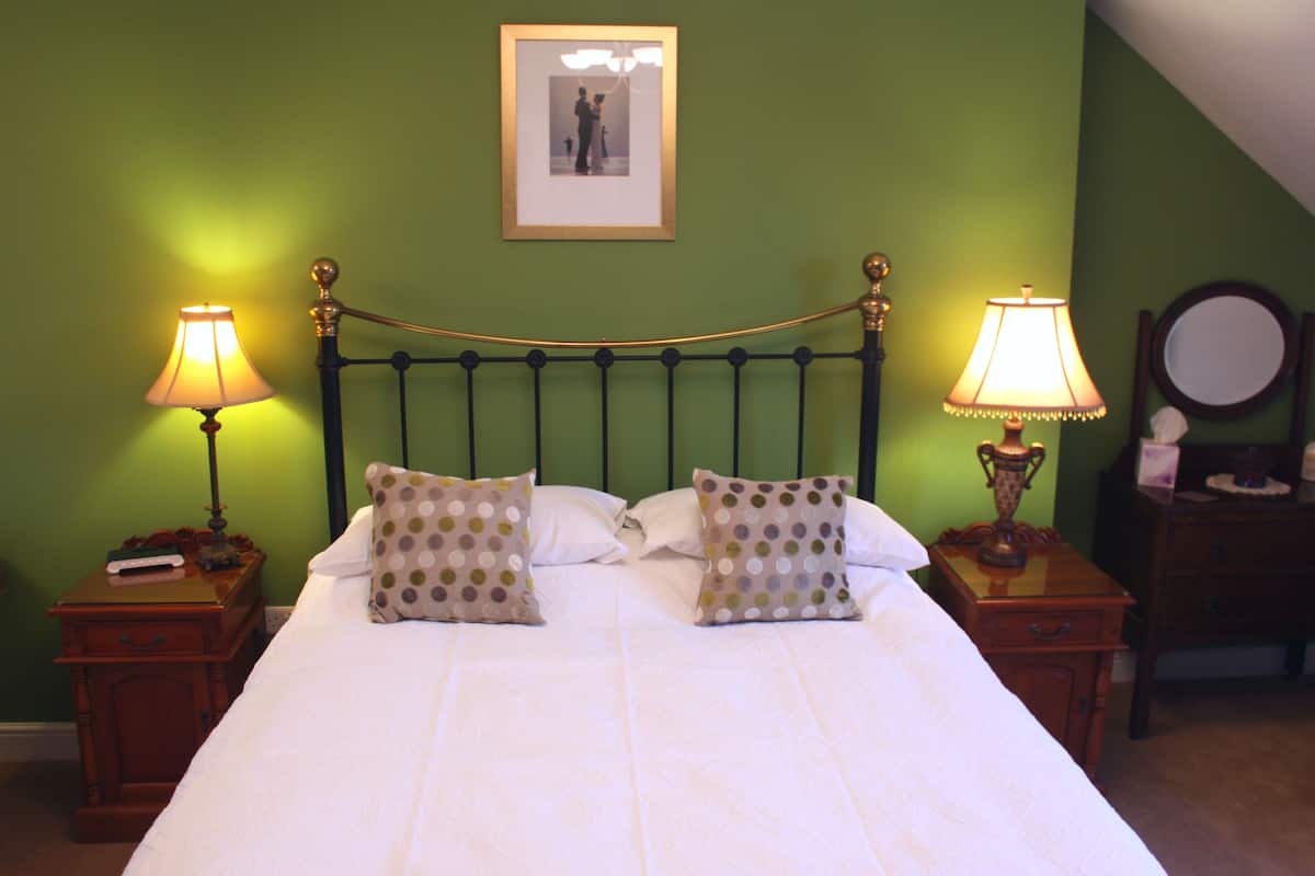Tabla de planchar con plancha, wifi gratis y ropa de cama