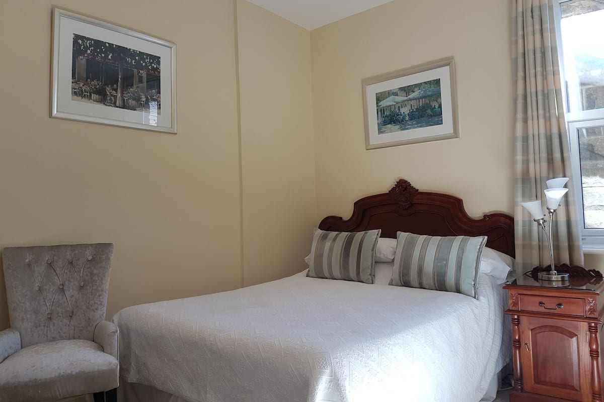 Tabla de planchar con plancha, wifi gratis y ropa de cama