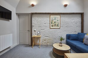 Standard-Apartment | Wohnzimmer | 38-Zoll-Flachbildfernseher mit Digitalempfang, Fernseher