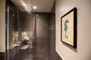 Ducha y bañera combinadas y artículos de higiene personal gratuitos