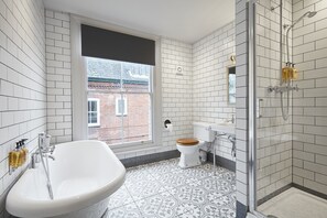 Familienapartment | Badezimmer | Duschwanne, kostenlose Toilettenartikel, Haartrockner, Handtücher