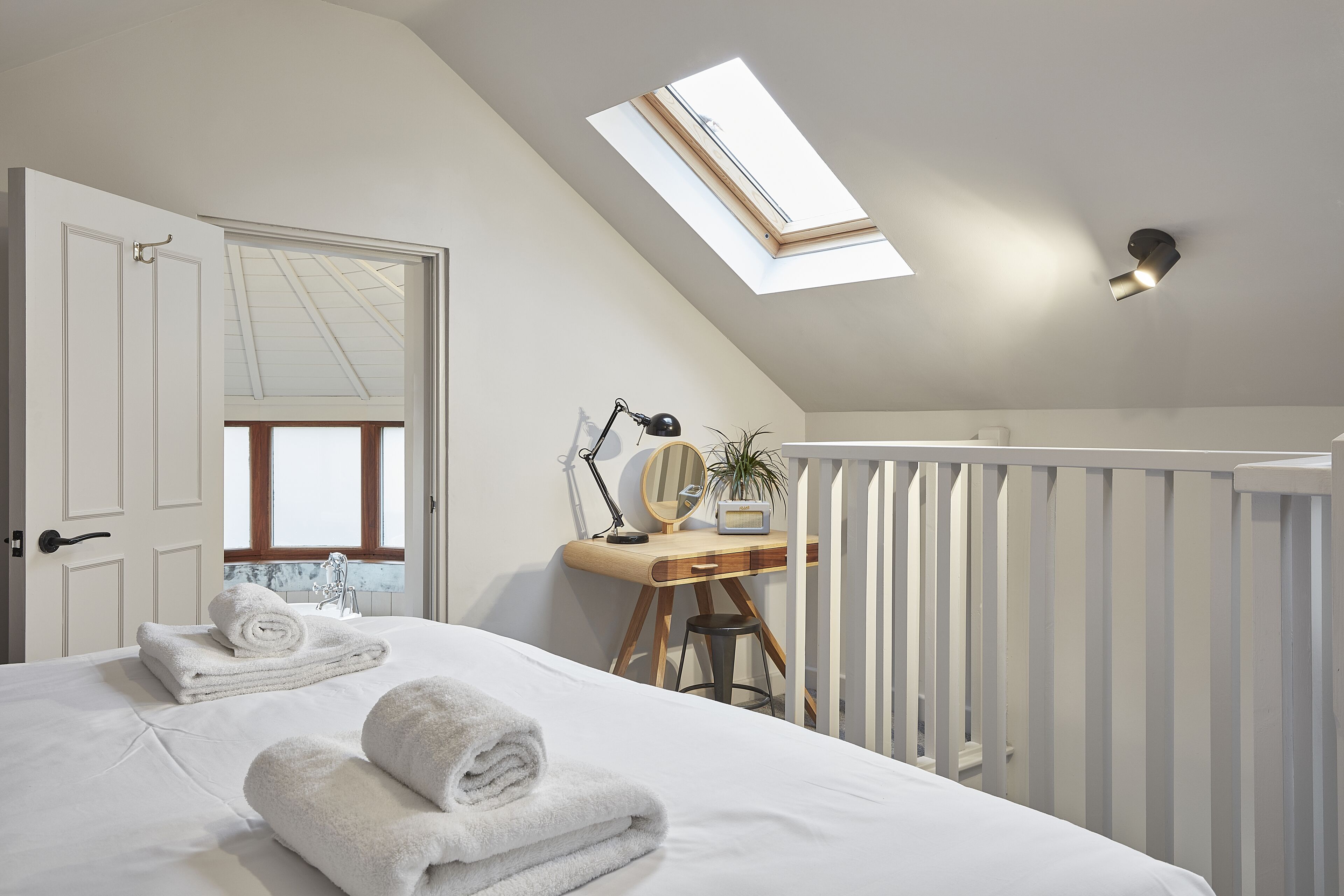 Caja de seguridad en la habitación y muebles diferentes 