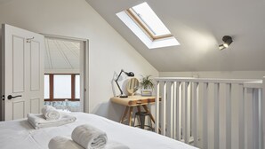 Leilighet – deluxe | Safe på rommet, blendingsgardiner og strykejern/-brett