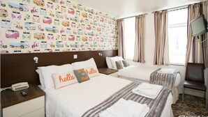 Habitación triple estándar | Camas con efecto memoria, escritorio y tabla de planchar con plancha