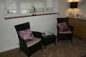 Chambre double, salle de bain attenante | Fer et planche à repasser, accès au Wi-Fi (inclus), literie fournie