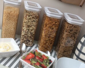 Tägliches inbegriffenes Frühstück zum Mitnehmen