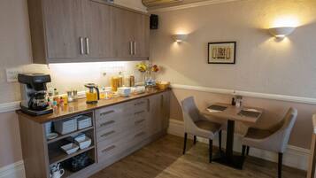 Päivittäinen englantilainen aamiainen maksusta