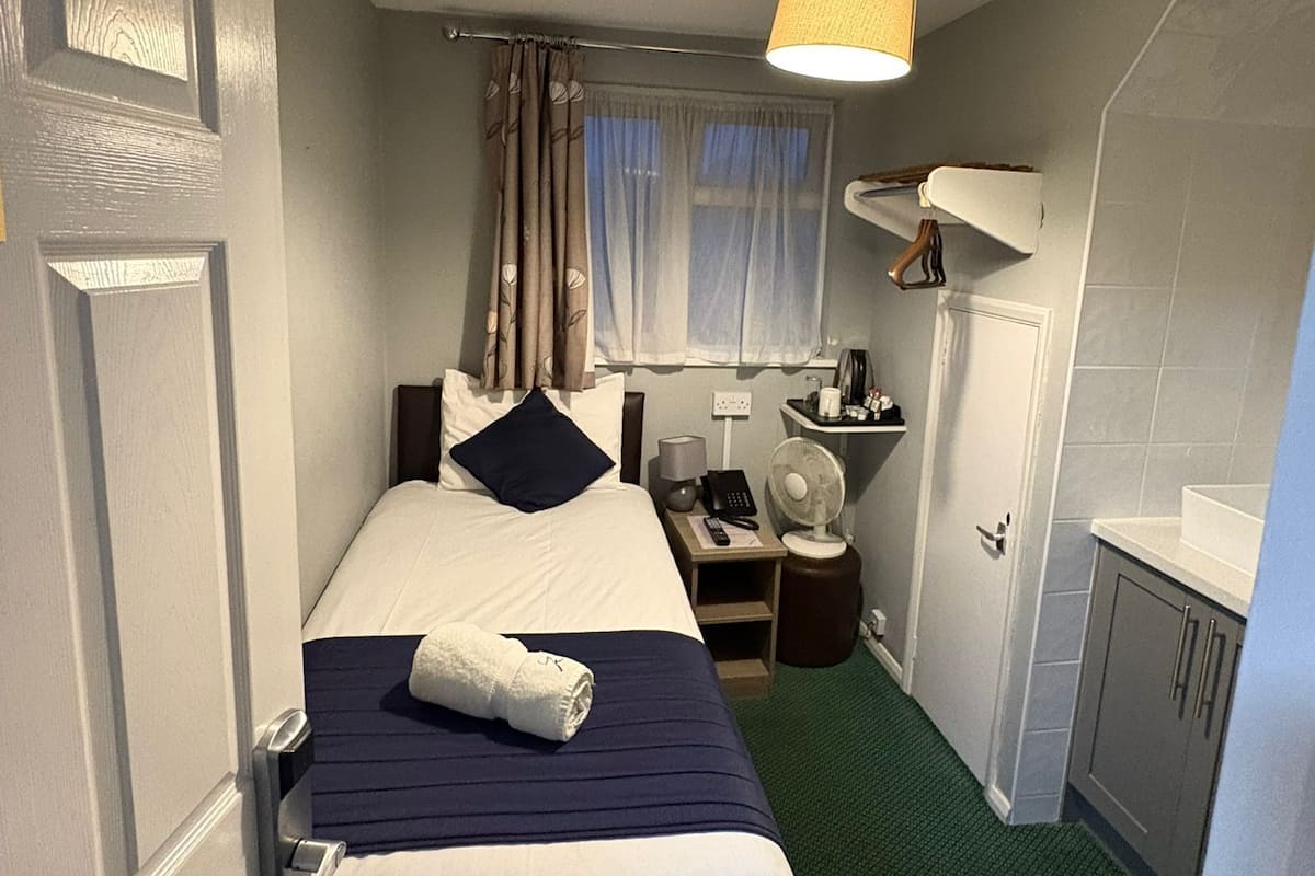 Habitación individual, baño compartido | Ropa de cama de alta calidad y tabla de planchar con plancha