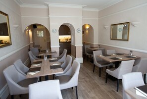 Petit déjeuner, déjeuner et dîner servis sur place