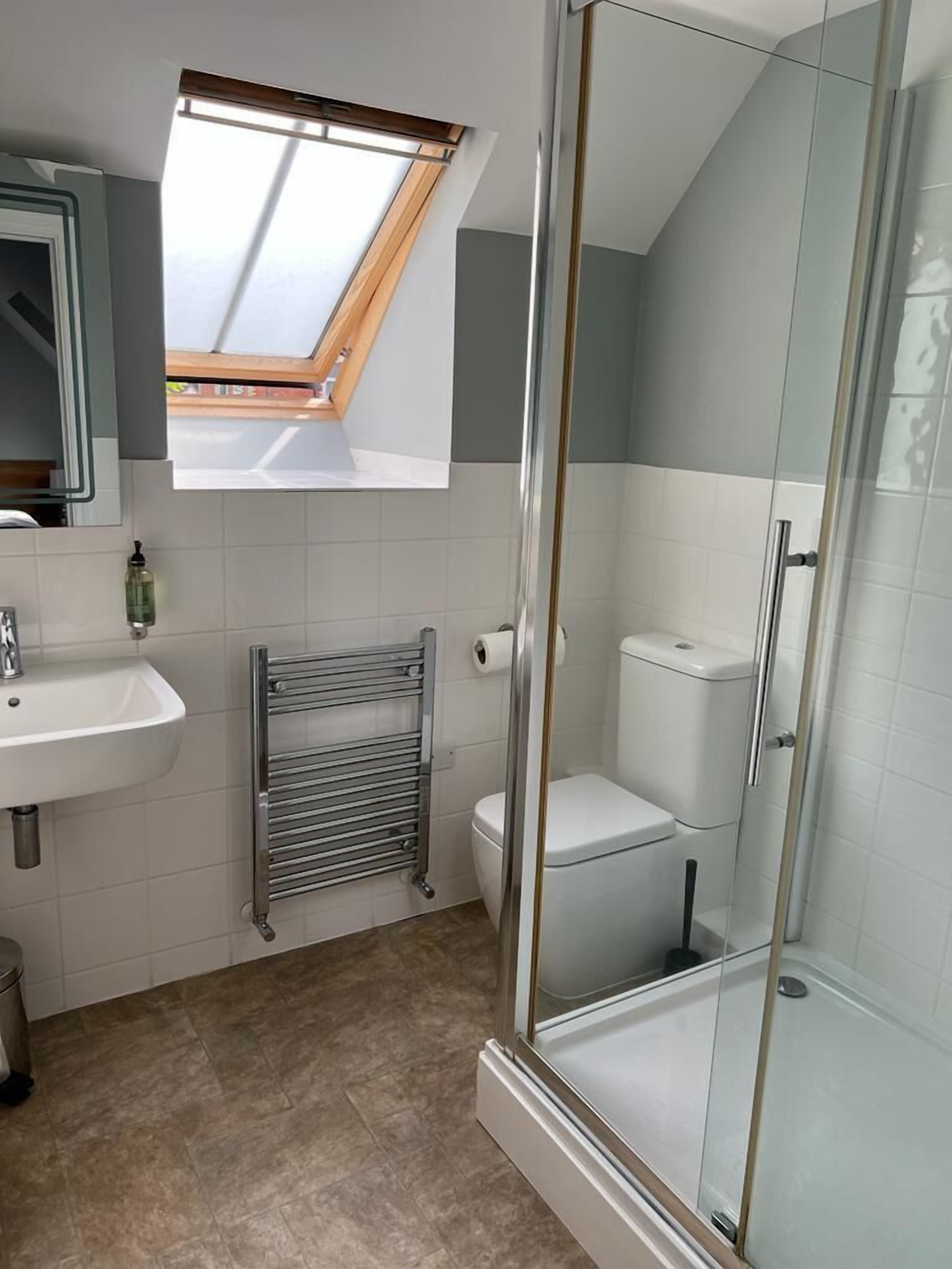 single room, shared bathroom | bathroom | shower, free toiletries, hair dryer, towels