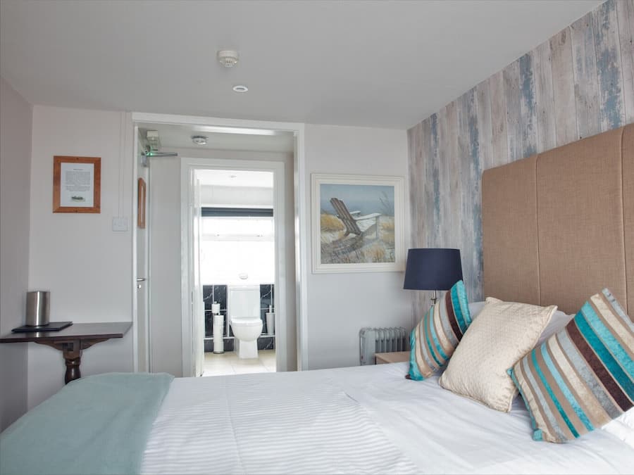 Double Room, Ensuite (King Size Bed- sea view)