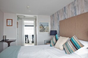 Double Room, Ensuite (King Size Bed- sea view)