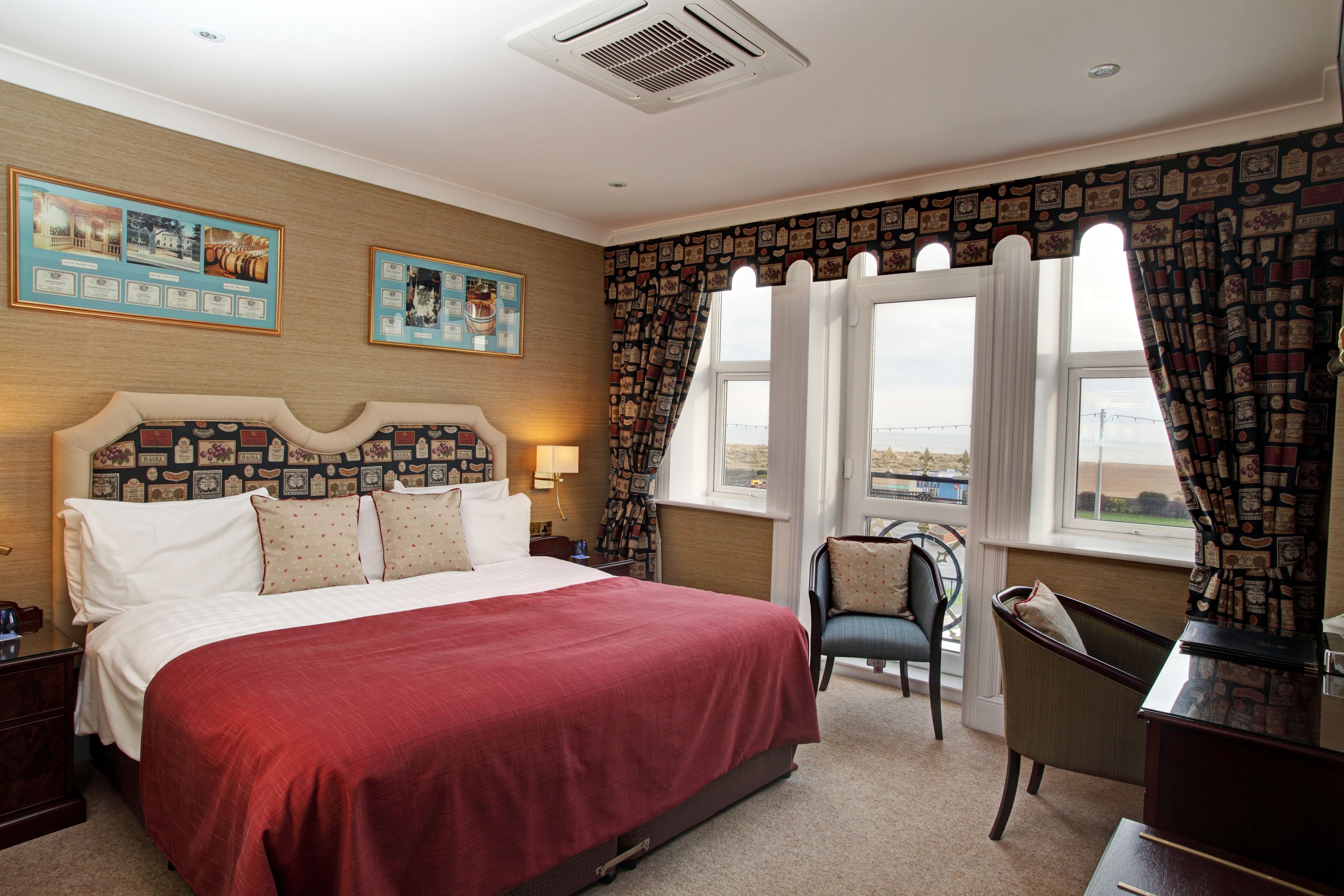 deluxe double room, 1 king bed | 1 bedroom, in-room safe, desk, soundproofing