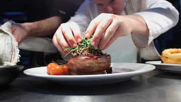 2 restaurants, breakfast, dinner served; British cuisine