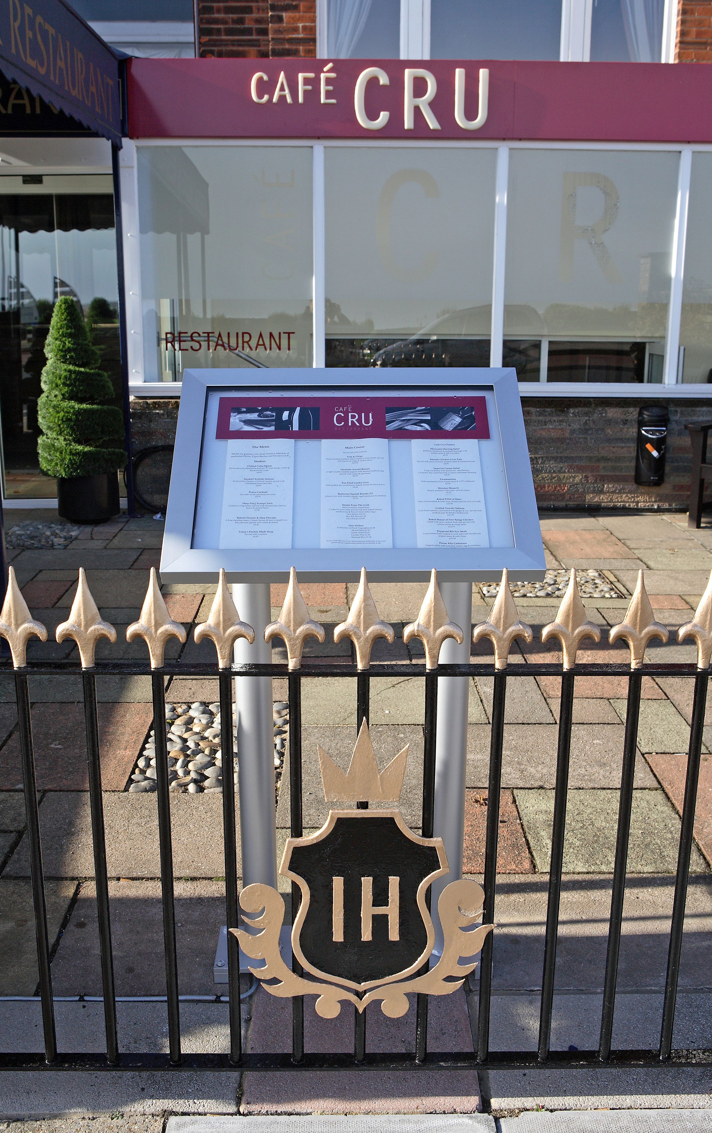 2 restaurants, breakfast, dinner served; british cuisine