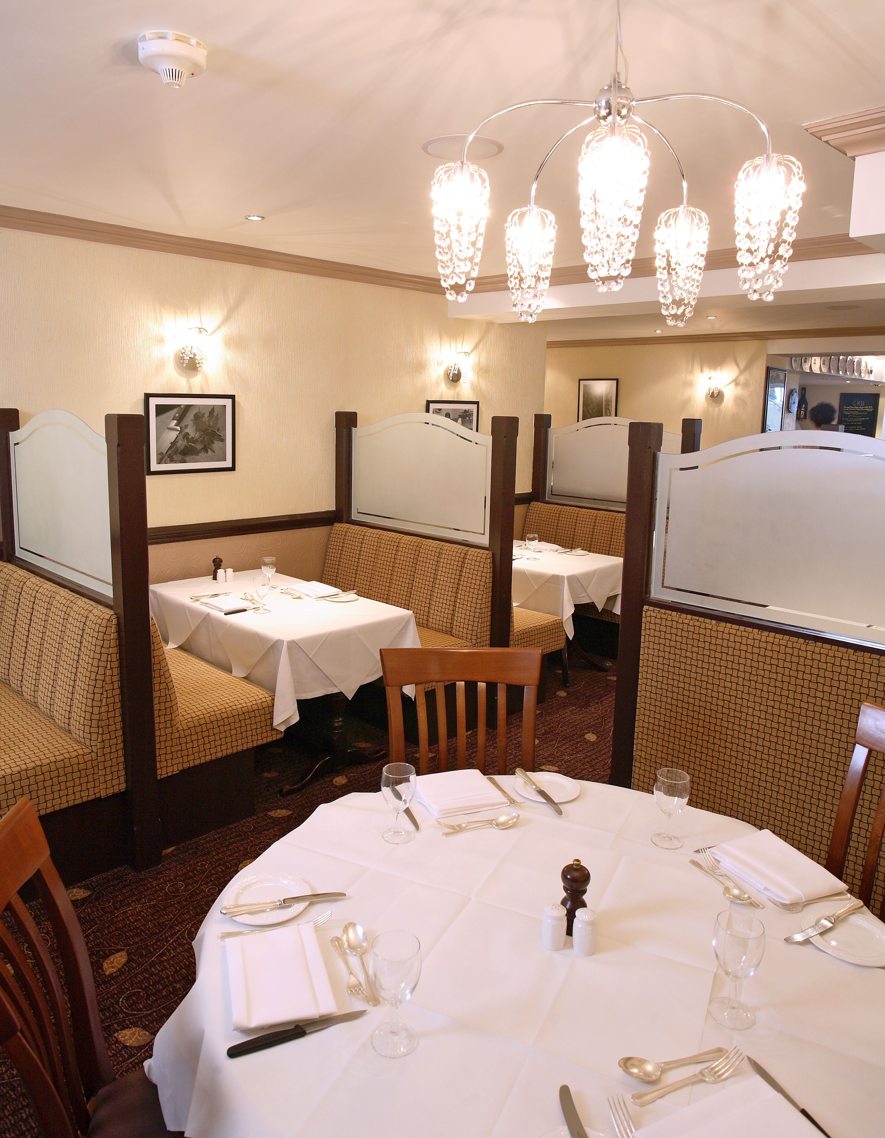 2 restaurants, breakfast, dinner served; british cuisine