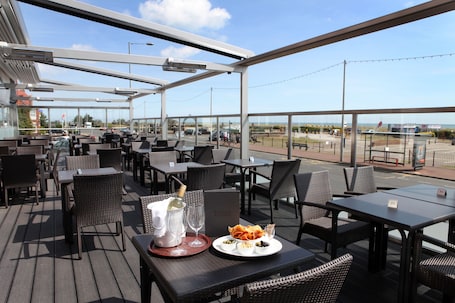 2 restaurants, breakfast, dinner served; British cuisine. Imperial Hotel