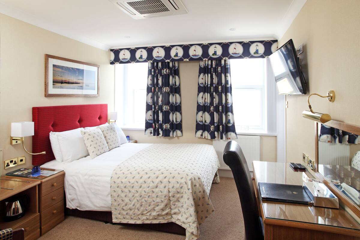 Chambre Double, 1 très grand lit, vue mer | Coffres-forts dans les chambres, bureau, chambres insonorisées