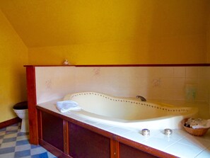 Chambre Double, 1 très grand lit, baignoire | Salle de bain | Sèche-cheveux, serviettes fournies