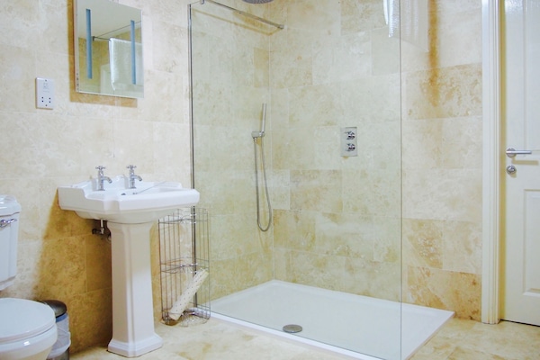 Deluxe Suite, Annex Building | Bathroom | Hair dryer, towels