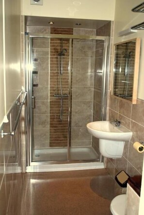 Combined shower/bathtub, free toiletries, hair dryer