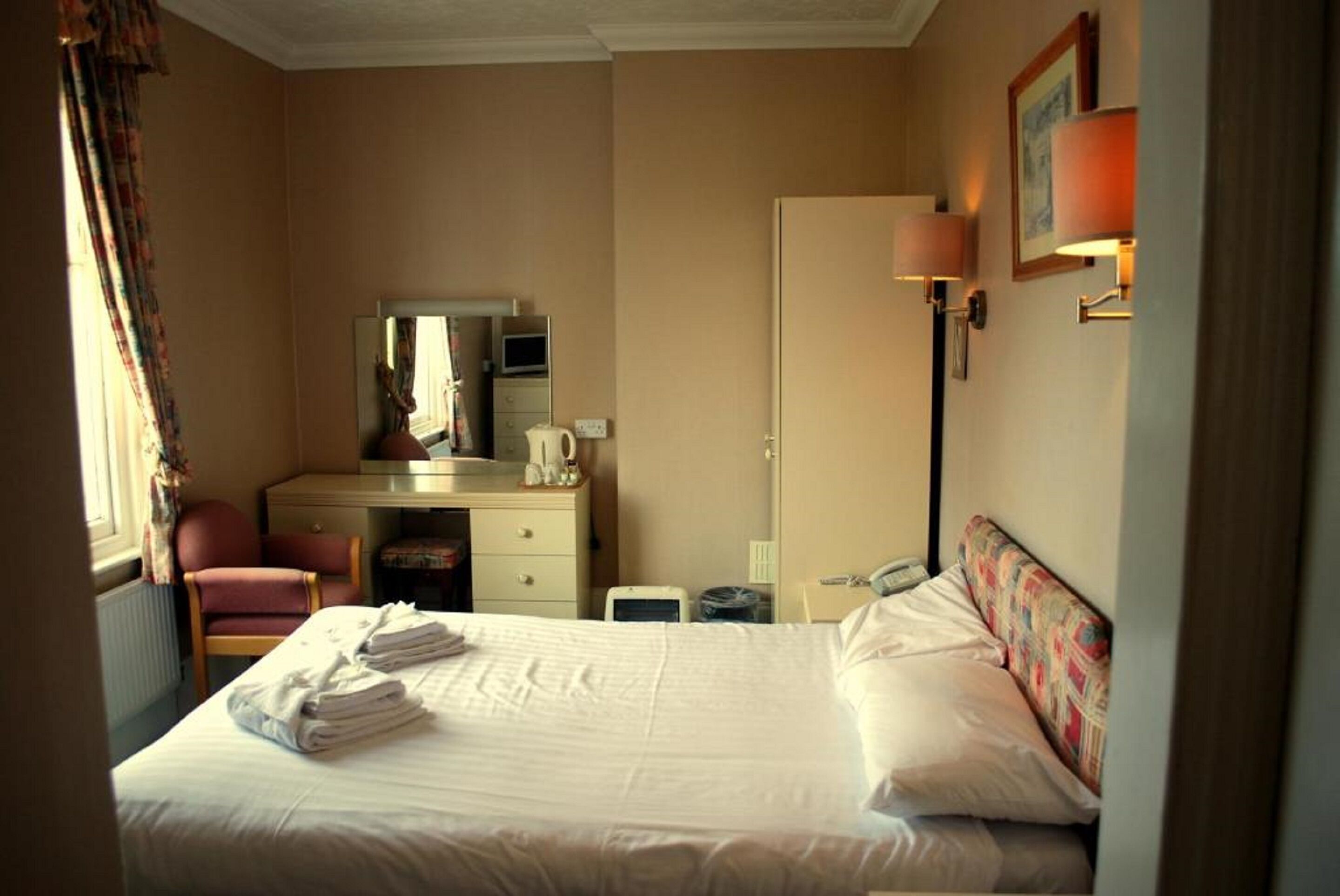 Standard Double Room | Peti besi dalam bilik, meja, seterika/papan seterika, Wi-fi percuma 