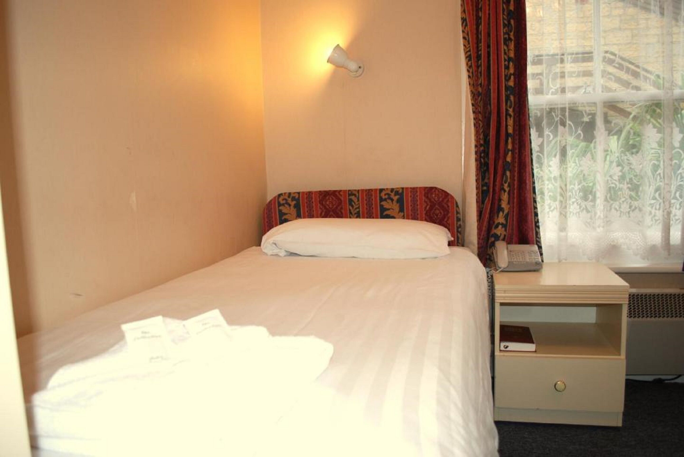 Single Room | Peti besi dalam bilik, meja, seterika/papan seterika, Wi-fi percuma 