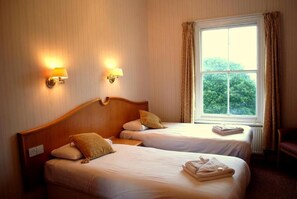 Twin Room | Peti besi dalam bilik, meja, seterika/papan seterika, Wi-fi percuma 