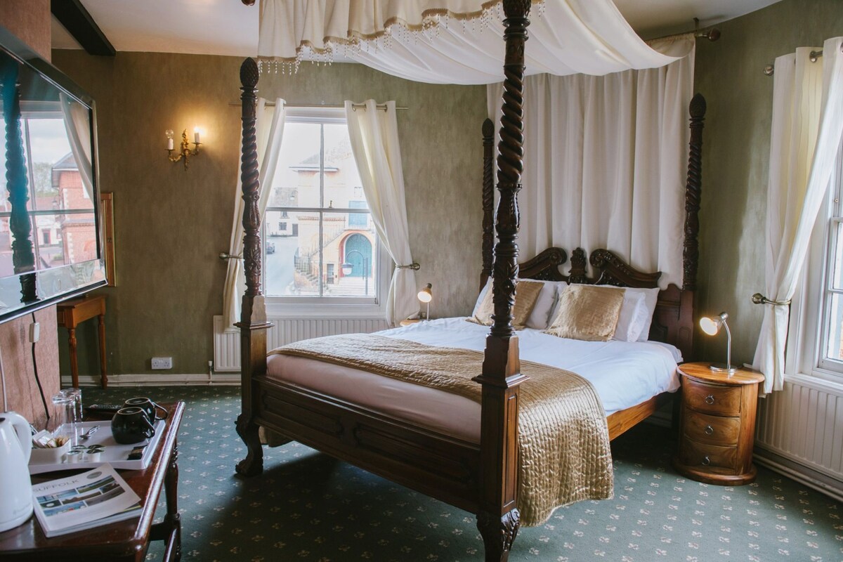 4 Poster Room  | Iron/ironing board, rollaway beds, free WiFi