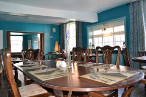 Aperto a colazione, pranzo e cena, cucina internazionale 