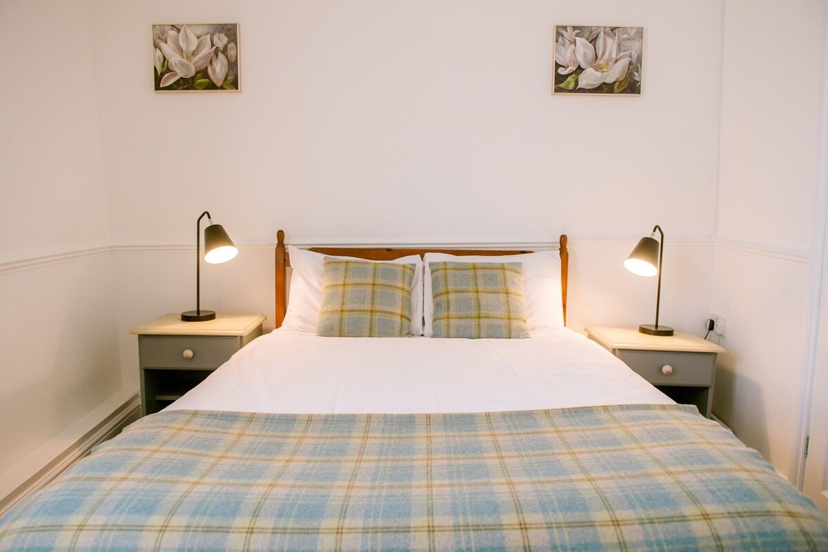 Iron/ironing board, rollaway beds, free WiFi