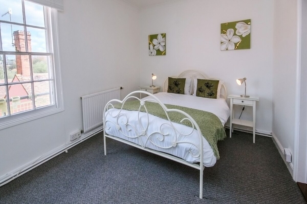 Iron/ironing board, rollaway beds, free WiFi