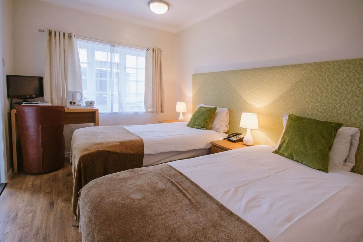 Iron/ironing board, rollaway beds, free WiFi
