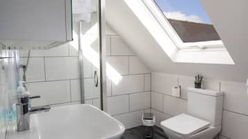 Combined shower/bathtub, deep-soaking bathtub, free toiletries