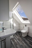 Bañera con ducha, bañera profunda, artículos de tocador gratuitos
