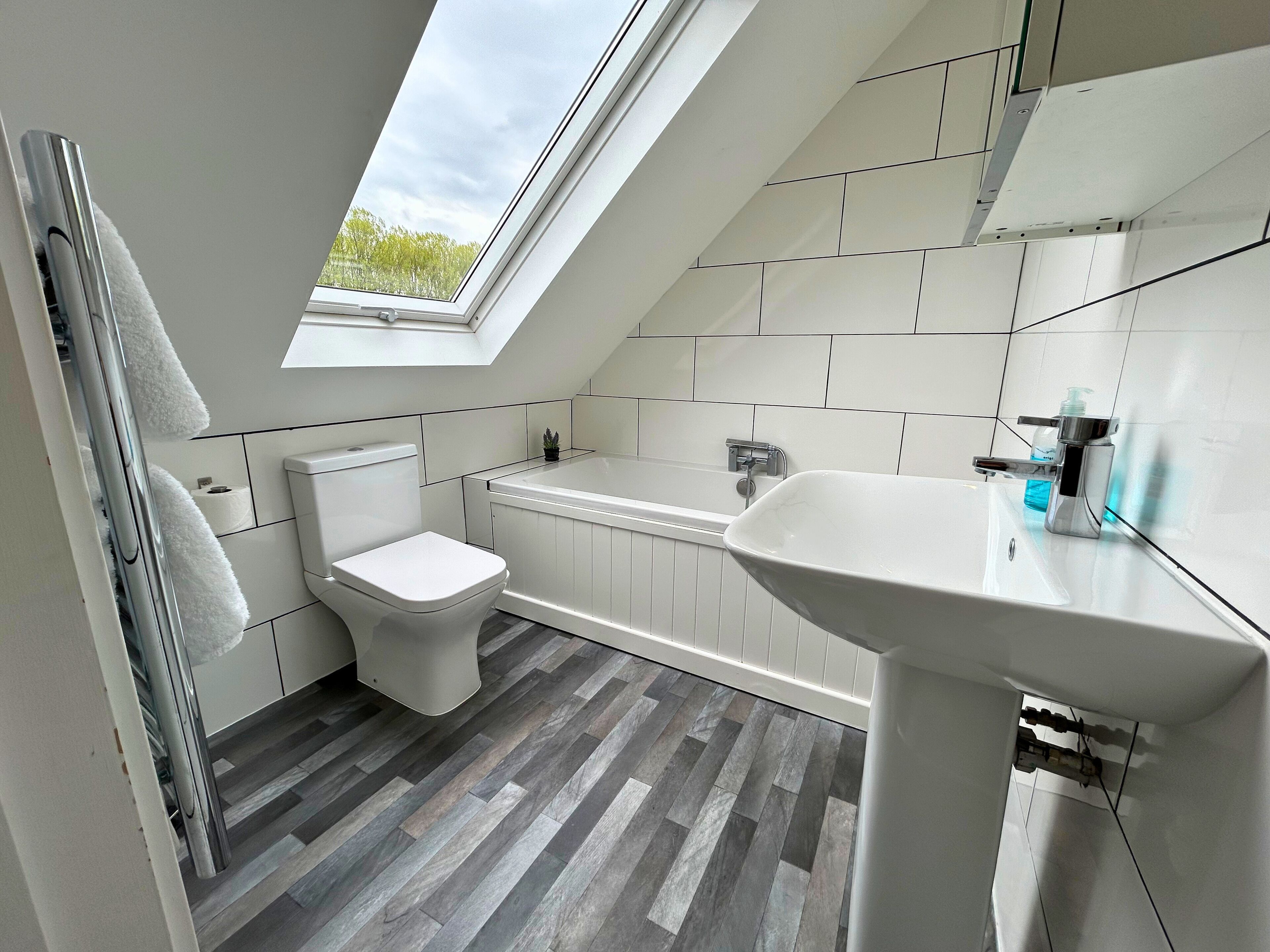 apartment | bathroom | combined shower/bathtub, deep-soaking bathtub, free toiletries