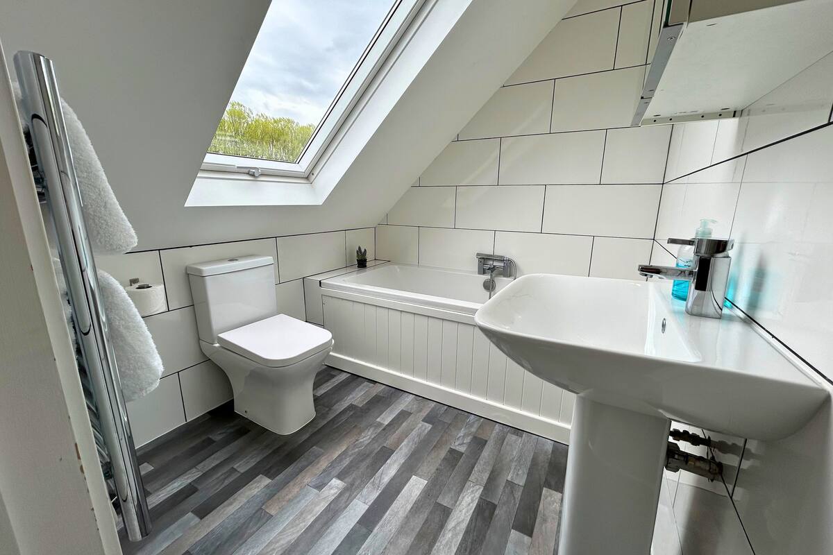 apartment | bathroom | combined shower/bathtub, deep-soaking bathtub, free toiletries