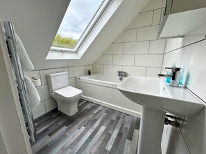 Apartemen | Kamar mandi | Kombinasi shower/bathtub, bathtub besar,  dan perlengkapan mandi gratis