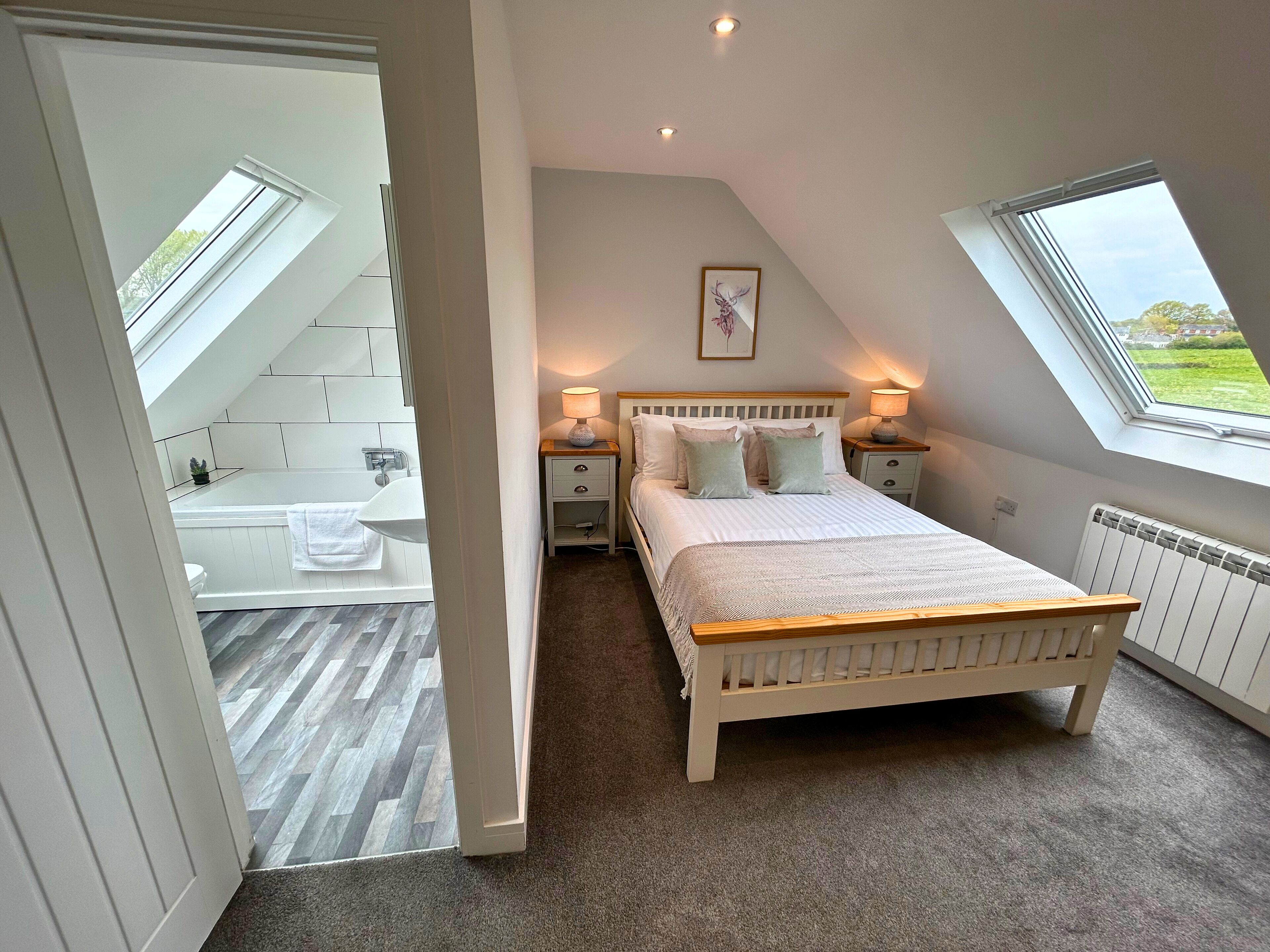 アパートメント | 高級寝具、デスク、ノートパソコン用作業スペース、アイロン / アイロン台